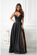 Sukienka lekko rozkloszowana na cienkich ramiączkach z wiązaniem na plecach w kolorze czarnym. MODEL: BC-9875