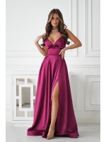 Sukienka lekko rozkloszowana na cienkich ramiączkach z wiązaniem na plecach w kolorze bordowym .MODEL: BC-9876