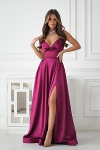 Sukienka lekko rozkloszowana na cienkich ramiączkach z wiązaniem na plecach w kolorze bordowym .MODEL: BC-9876