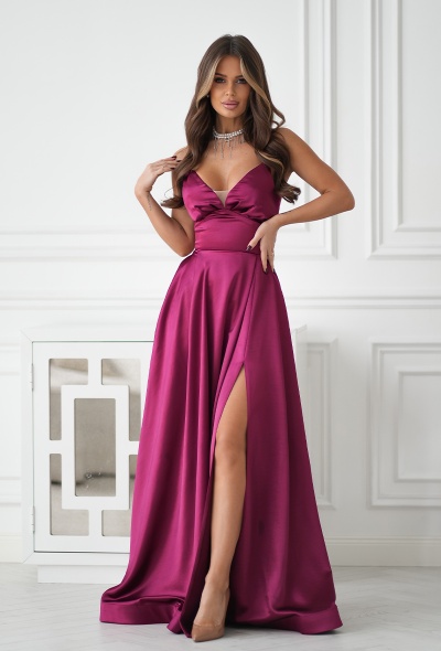 Sukienka lekko rozkloszowana na cienkich ramiączkach z wiązaniem na plecach w kolorze bordowym .MODEL: BC-9876