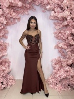 SUKIENKA MAXI Z CEKINOWĄ GÓRĄ I KORALIKAMI NA RAMIONACH W KOLORZE BRĄZOWYM. MODEL: PW-9880