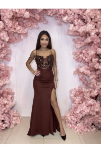 SUKIENKA MAXI Z CEKINOWĄ GÓRĄ I KORALIKAMI NA RAMIONACH W KOLORZE BRĄZOWYM. MODEL: PW-9880