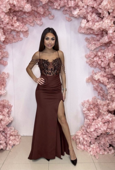 SUKIENKA MAXI Z CEKINOWĄ GÓRĄ I KORALIKAMI NA RAMIONACH W KOLORZE BRĄZOWYM. MODEL: PW-9880