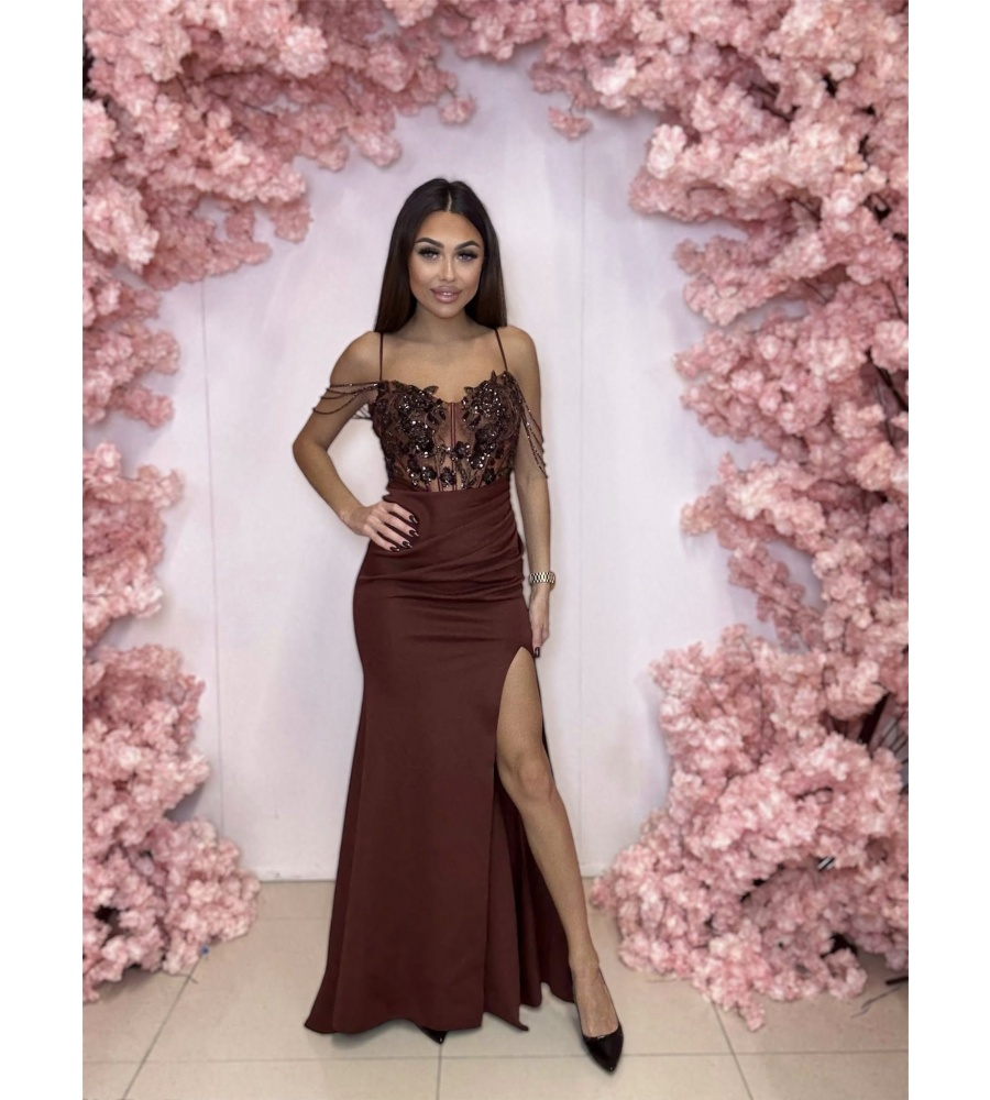 SUKIENKA MAXI Z CEKINOWĄ GÓRĄ I KORALIKAMI NA RAMIONACH W KOLORZE BRĄZOWYM. MODEL: PW-9880